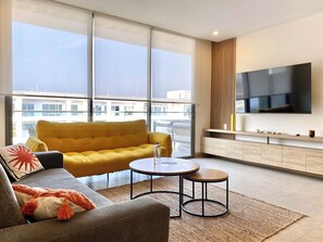 Leilighet, 2 soverom | Oppholdsområde | En 46-tommers smart-TV med digitale kanaler