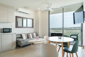 Rom | Oppholdsområde | En 46-tommers smart-TV med digitale kanaler