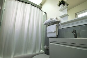 Villa | 1 bedroom - With Balcony For Family Friends Free Parking (San Juan)