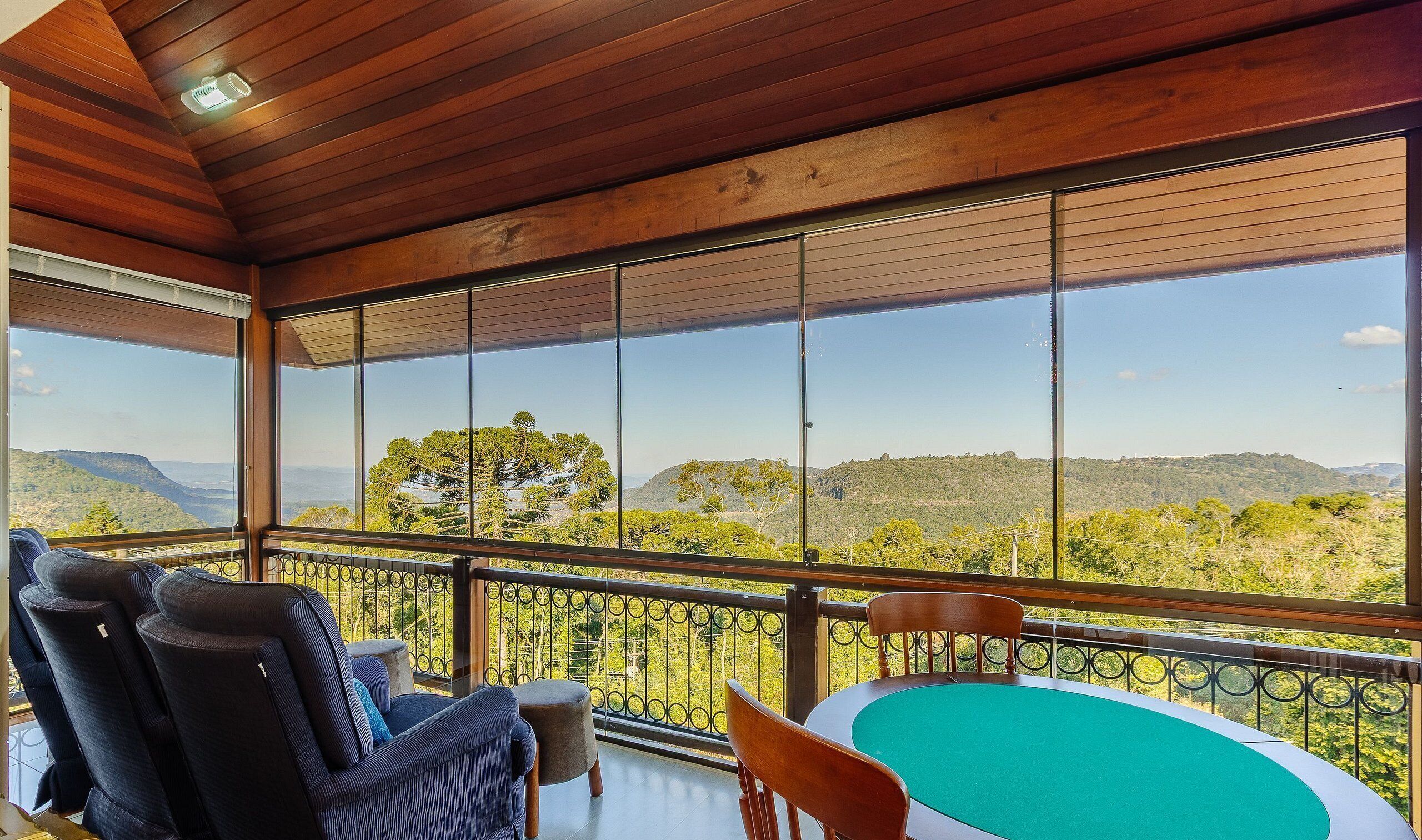 Un balcon offrant une vue sur un paysage montagneux, une table de billard et un coin salon.