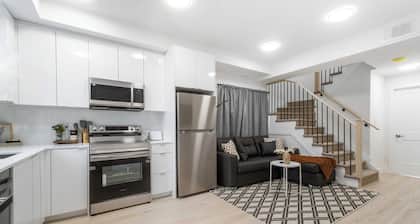 Modern/Spacious 2-story 2-bedrm townhome/rooftop patio. Near all things Niagara!