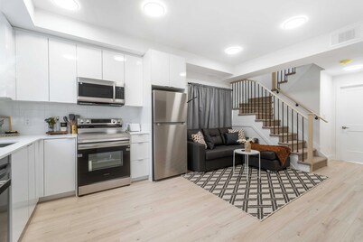Modern/Spacious 2-story 2-bedrm townhome/rooftop patio. Near all things Niagara!