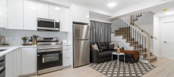 Modern/Spacious 2-story 2-bedrm townhome/rooftop patio. Near all things Niagara!