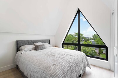 Modern/Spacious 2-story 2-bedrm. Free on-site parking. Near all things Niagara!