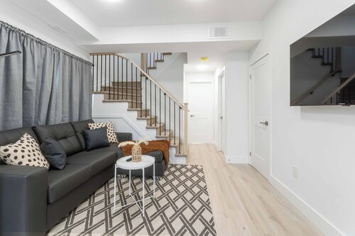Modern/Spacious 2-story 2-bedrm. Free on-site parking. Near all things Niagara!