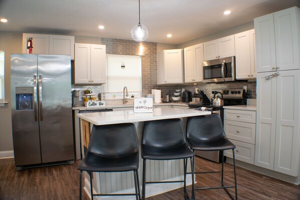 Een koelkast, een microgolfoven, een oven, een kookplaat