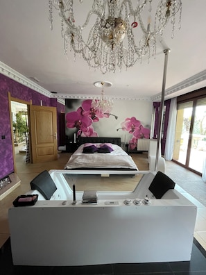8 quartos, ferros/tábuas de passar roupa, Wi-Fi, roupa de cama