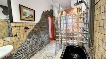 Een douche, een bubbelbad, een haardroger, een bidet
