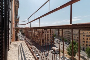 Property grounds - GuestHost - Bright 150 sqm apartment, perfect for 6 people, located on the sixth floor of a building with a lift (NOT suitable for disabled people).The property is located in a semi-central area of ​​Rome, in front of the San Giovanni metro stop, in  (Rome)