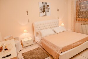 4 室のベッドルーム、デスク、WiFi、ベッドシーツ