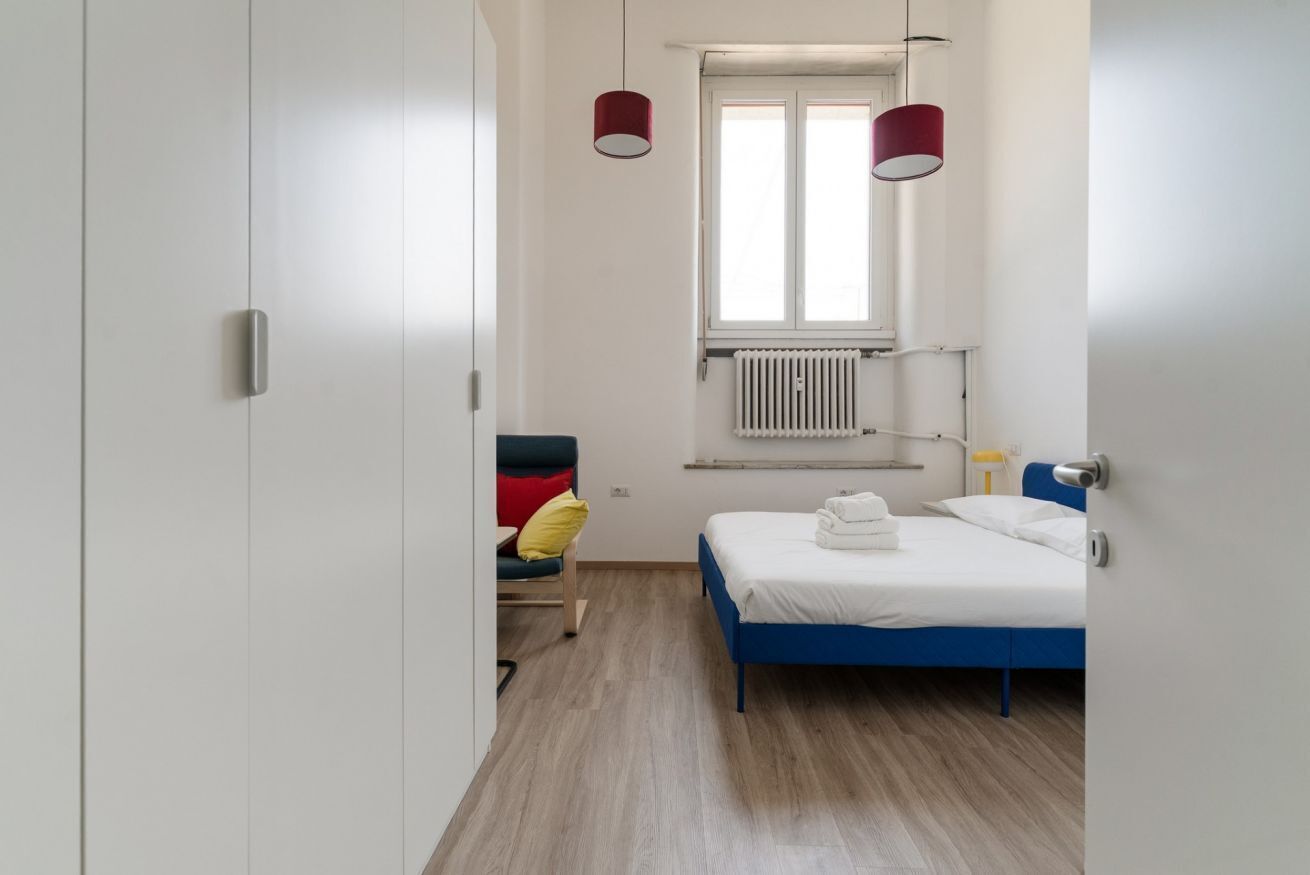 1 habitación y tabla de planchar con plancha 