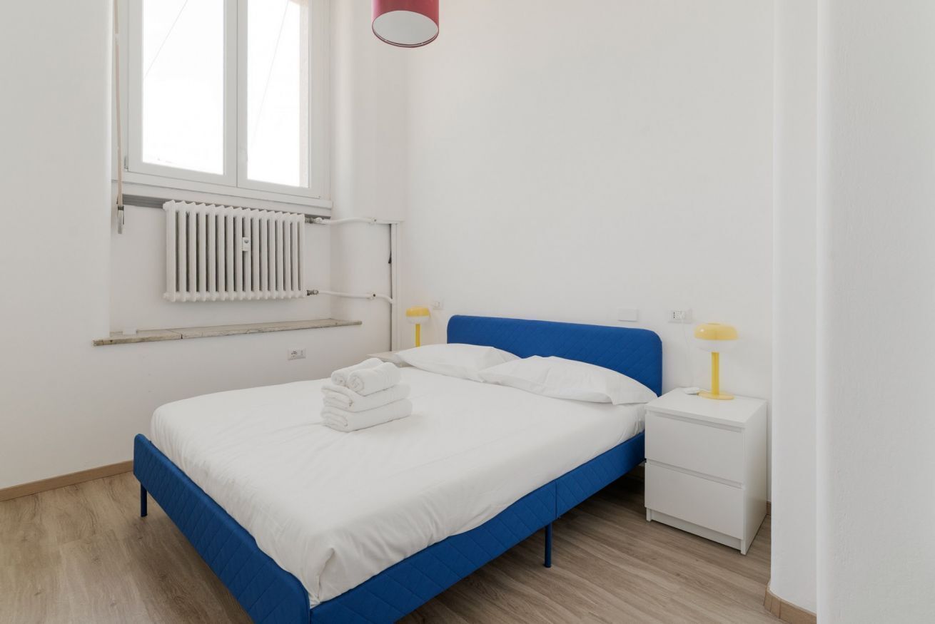 1 habitación y tabla de planchar con plancha 