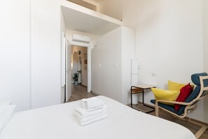 1 habitación y tabla de planchar con plancha 
