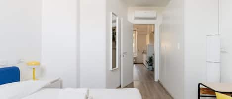 1 chambre, fer et planche Ă repasser