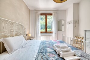 2 bedrooms, iron/ironing board, travel crib