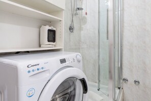 Douche, bidet, serviettes fournies