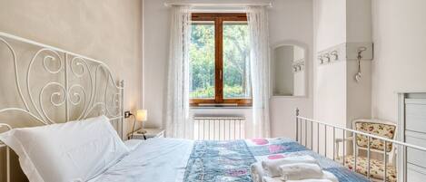 2 bedrooms, iron/ironing board, travel cot