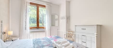 2 bedrooms, iron/ironing board, travel cot