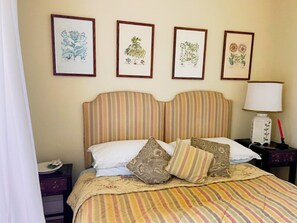 4 室のベッドルーム、デスク、WiFi、ベッドシーツ