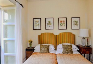 4 bedrooms, desk, WiFi, bed sheets