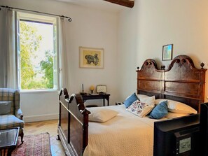 4 bedrooms, desk, WiFi, bed sheets