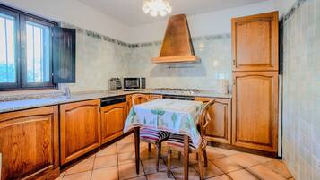 Kylskåp, mikrovågsugn, ugn och spishäll