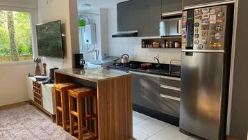 Frigorífico, microondas, horno y placa de cocina