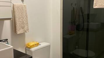Een douche, een haardroger, handdoeken, toiletpapier