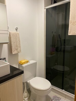 Ducha, secador de pelo, toallas, papel higiénico
