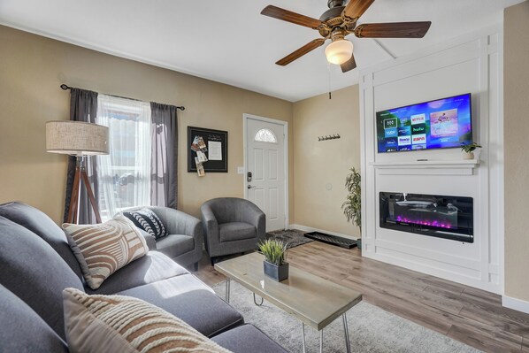 Smart TV, fireplace