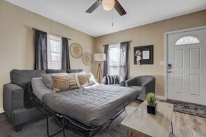 1 quarto, cofres nos quartos, ferros/tábuas de passar roupa