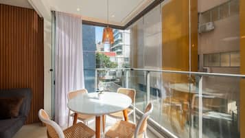 Basic Apartment | Dining