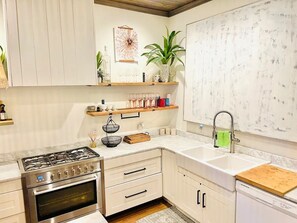 冷蔵庫、電子レンジ、オーブン、コンロ