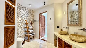 Séchoir à cheveux, serviettes fournies