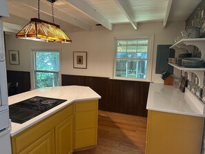 冷蔵庫、電子レンジ、オーブン、コンロ