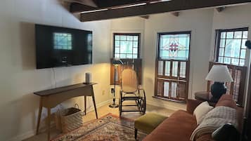Smart-TV, Kamin, Bücher, Musikbibliothek