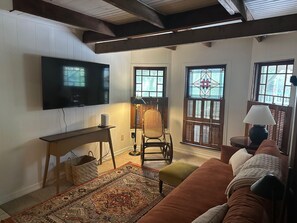 Smart TV, chimenea, libros y biblioteca musical