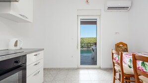 Fridge, oven, cookware/dishes/utensils - Cozy apartment in Krusevo with WiFi (Krusevo)