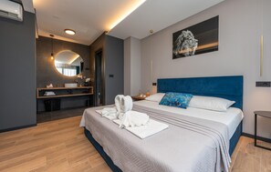 4 bedrooms, iron/ironing board, travel crib, internet