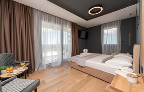 4 bedrooms, iron/ironing board, travel cot, Internet