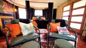 Una sala acogedora con sillones de cuero, una mesita de centro y una chimenea.