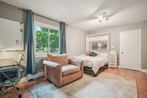 5 bedrooms, iron/ironing board, WiFi, bed sheets