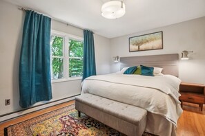 5 bedrooms, iron/ironing board, WiFi, bed sheets