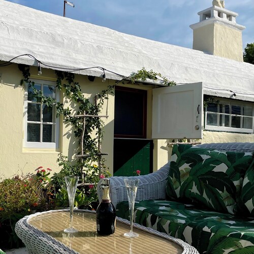 Charming Historical 1-bedroom cottage in central Bermuda with WiFi, AC
