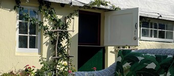 Charming Historical 1-bedroom cottage in central Bermuda with WiFi, AC