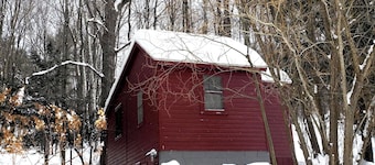 Cozy cabin in tranquil Canaan NY with WiFi, AC