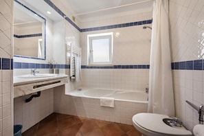 Ein Badezimmer mit einer Badewanne, einem Waschbecken und einer Toilette.