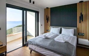 3 bedrooms, iron/ironing board, free WiFi