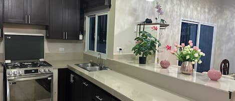 Frigorifero, microonde, forno, piano cottura