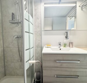 Shower, hair dryer - Duplex familial – Plage à 200m, sauna et confort (Arzon)